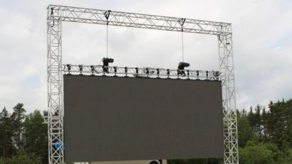 Bild: Michael Weiß, VG Wackersdorf/exb
Auf der neu installierten LED-Leinwand zeigt das Autokino Wackersdorf tagsüber Kinder- und Familienfilme.