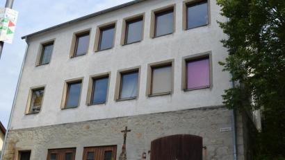 Bild: bej
In ein Bürgerhaus umgenutzt wird die alte Schule neben der Kirche in Thanstein. Davon werden viele profitieren, und gleichzeitig wird der Ort eine enorme Aufwertung erhalten.