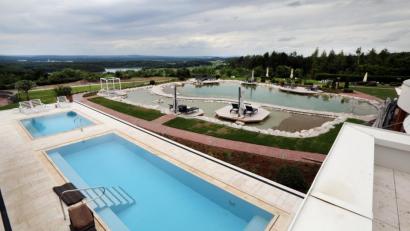 Bild: GERHARD GOETZ
Freibäder tun sich noch schwer mit der Wiedereröffnung. Das Landhotel "Birkenhof" in Hofenstetten wagt am Mittwoch den Sprung ins nur teilweise kalte Wasser - zumindest im Außenbereich.