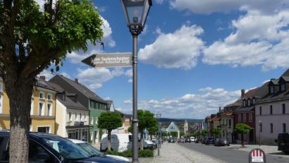 Bild: rn
Der obere Teil des Eschenbacher Stadtplatzes trägt den Namen von Kaiser Karl IVv und erinnert so noch heute an den böhmischen König und Kaiser.