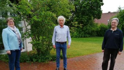Bild: exb
FW-Vorsitzende Gisela Kastner (links) und FW-Fraktionssprecher Hans Klupp (rechts) gratulierten Landrat a.D. Wolfgang Lippert zum 65. Geburtstag.