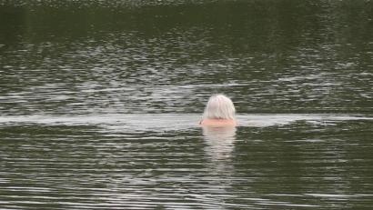 Bild: Kunz
Eine Dame schwamm im 16,4 Grad kalten Weiher tapfer ihre Runde.