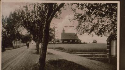 Bild: exb/Kultur- und Militärmuseum Grafenwöhr
Ein junges Paar heiratete im Jahr 1945 in der Evangelischen Kirche in Grafenwöhr. Viele Gäste durften nicht mitfeiern – so wie es wegen der Coronakrise auch heute der Fall ist.