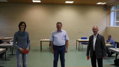 Bild: lei
Bürgermeister Hermann Mertel (Mitte) überreicht eine kleine Aufmerksamkeit an die ausgeschiedenen Gemeinderatsmitglieder Marina Rischan und Horst Linn.