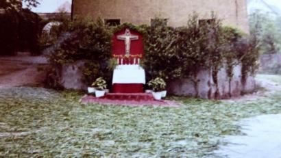 Bild: fsb
Altar in Pirk in den 1950er Jahren vor dem damaligen Pfarrhof mit gestreuten „Schlemma“.