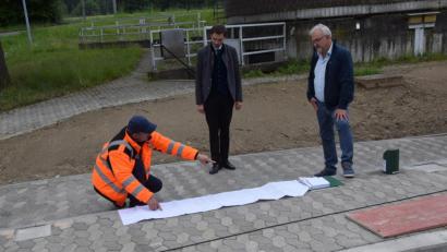 Bild: fz
Klärwärter Thomas Mathes zeigt auf dem Plan Stephan Oetzinger den Verlauf der 3,6 Kilometer langen Freigefälledruckleitung auf, den Bürgermeister Rudolf Schopper natürlich kennt. Schließlich hat er sie auf die Wege gebracht.