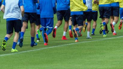 Bild: Daniel Maurer/dpa
Sport im Freien ist auch in Gruppen wieder erlaubt: In Teamsportarten darf wieder mit bis zu 20 Menschen trainiert werden. Doch es müssen Dokumentationsvorschriften beachtet werden.