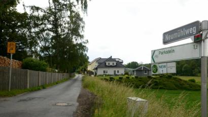 Bild: bey
Der Neumühlweg im Ortsteil Hammerles ist sanierungsbedürftig. Zuerst soll noch der dortige Kanal befahren werden, gleichzeitig soll ein Ingenieurbüro den Straßenkörper untersuchen.