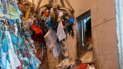 Archivbild: Hösamer
Das Müllkraftwerk Schwandorf ist mit seinen vier Ofenlinien rund um die Uhr in Betrieb, um die Abfälle aus dem großen Verbandsgebiet zu entsorgen. Die Entscheidungen für das Werk fallen in letzter Instanz im Zweckverband „Müllverwertung Schwandorf“, in den der Landkreis Schwandorf zwei Vertreter schickt.