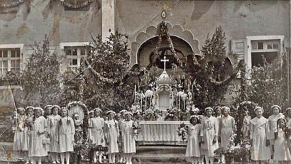 Repro: ü
Die Mädchen, geschmückt mit Blumenkränzchen, stellten sich 1930 vor dem Elisabethenheim zu einem Erinnerungsfoto an den Fronleichnamstag auf.