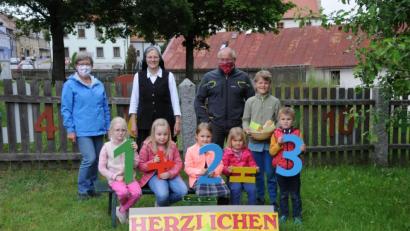 Bild: bey
Angelika Kleinert (links) und Gerhand Müller (rechts) übergaben Schwester Maria Fuchs und den Kindern die bunten Zahlen als Grundlage für spielerisches Rechnen und Reimen.