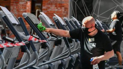 Symbolbild: Jens Kalaene/dpa
Unter Einhaltung der Hygienevorschriften darf wieder in Fitness-Studios trainiert werden.