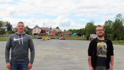 Bild: stg
An zwei Wochenenden im Juni wird sich der Kemnather Festplatz dank Christopher Szeri (links) und Timo Traßl (rechts) in ein Autokino verwandeln.