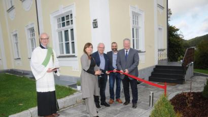 Bild: Joachim Gebhardt
Freude über die gelungene Sanierung: Uwe Mühlberger (Zweiter von rechts), seine Lebenspartnerin Jana Meßmer (Zweite von links), Landrat Richard Reisinger (rechts), Bürgermeister Winfried Franz (Mitte) und Diakon Markus Weinländer (links).