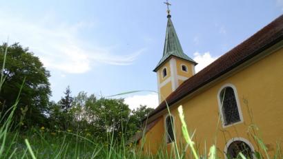 Bild: Robert Stammler
Auf 605 Metern steht die Wallfahrtskirche St. Johann bei Freudenberg. Immer um den 24. Juni herum lockt sie Wallfahrer aus der ganzen Region zum Johannisbergfest.