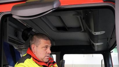 Bild: jma
Pünktlich um 06:06 Uhr am 06.06.meldet Feuerwehrkommandant Mario Schneider das neue Fahrzeug "Hütten 47/1" als einsatzklar.