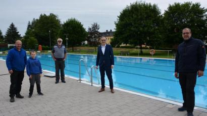 Bild: jr
Sie freuen sich auf den Start in die Freibadsaison 2020 im Egrensisbad Waldsassen: (von links) Bademeister Andreas Hoschek mit Sohn Simon, Kiosk-Betreiber Max Kreitmeier, Bürgermeister Bernd Sommer und Markus Mickisch vom Ordnungsamt.