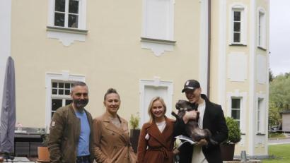 Bild: mfh
Von links: Vermieter Uwe Mühlberger und seine Partnerin Jana Meßmer, die Tanzprofis Nina Bezzubova und Evgeny Vinokurov vor der Villa Neidstein in Neukirchen.