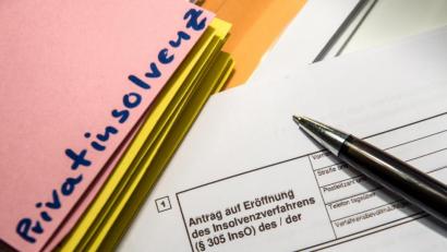 Bild: Alexander Heinl/dpa
Das Wort „Privatinsolvenz“ steht auf einem Trennblatt, während davor ein Antrag zur Eröffnung eines Insolvenzverfahrens liegt. Während zunehmend Unternehmen wegen der Coronakrise in Kurzarbeit gehen und die Arbeitslosigkeit zunimmt, ist die Zahl der Insolvenzen rückläufig. Dafür ist vor allem ein Gesetz der Bundesregierung verantwortlich.