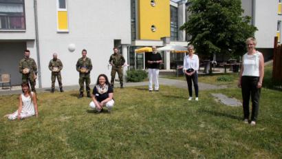 Bild: wro
Fünf Wochen unterstützten vier Soldaten und Harald Frister vom Wasserwirtschaftsamt (Dritter von rechts) das Senioren-Servicehaus. Dafür dankten Einrichtungsleiterin Claudia Englmann, Verwaltungsmitarbeiterin Brigitte Engelmann, Pflegedienstleiterin Julia Schuierer-Röder und die Leiterin Soziale Betreuung, Daniela Schütte (vorne, von rechts).