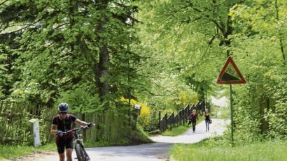 Bild: Robert Stammler
Kurz vor dem Ziel geht’s steil hinauf: Absteigen ist angesagt auf dem Weg zum Gottvaterberg. Bild: Robert Stammler