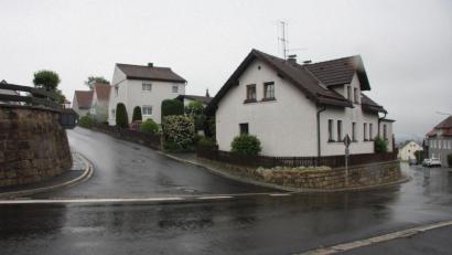 Bild: wro
Auf Anregung von Marktrat Nico Wolf (CSU) soll aus dem westlichen Teil der Rathausstraße (den Berg ansteigend) eine Einbahnstraße werden. Damit, so Wolf, könnte der neuralgische Punkt deutlich entschärft werden.