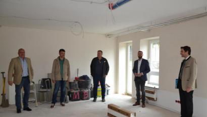 Bild: gi
Die drei Moosbacher Bürgermeister (Mitte) waren bei ihrer ersten Visite im neuen Mietwohnhaus von dem Objekt sehr begeistert. Landtagsabgeordneter Stephan Oetzinger (rechts) freute sich, dass der Markt Wohnraum für junge Bürger schaffe. Geschäftsleiter Andreas Hofmeister (links) führte durch die Baustelle.