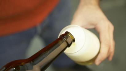 Bild: BZgA
Wer regelmäßig Alkohol trinkt, verkürzt nachgewiesen seine Lebenszeit.