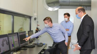 Bild: Sonja Wiesel/OTH Amberg-Weiden/exb
Finanz- und Heimatminister Albert Füracker erhält Einblicke in die aktuelle Forschung für Nachhaltige und effiziente Energiegewinnung