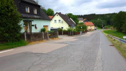 Bild: fjo
Die Ortsdurchfahrt von Böhmischbruck zählt weit und breit zu den Kreisstraßen im schlechtesten Zustand. Ein gemeinsamer Ausbau im kommenden Jahr ist nun beschlossene Sache zwischen Landkreis und Stadt.