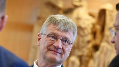 Bild: Uli Deck/dpa
AfD-Bundessprecher Jörg Meuthen im Bundesverfassungsgericht nach der Urteilsverkündung.