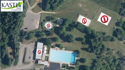 Grafik: jp
Das Kastler Freibad aus der Vogelperspektive: Gesperrte Bereiche sind (von links oben) Kinderplantschbecken, Beachvolleyballfeld, und Bolzplatz sowie (links unten) Umkleidekabinen mit Kleiderspinden und Duschen sowie die Minigolfanlage.