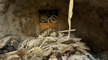 Bild: Eichl
Sperrmüll und ein ganzes Reifenlager: So sieht es in einem privaten Felsenkeller in Floß aus, ebenso in mehreren angrenzenden Kellern. Unbekannte entsorgen dort Schrott.