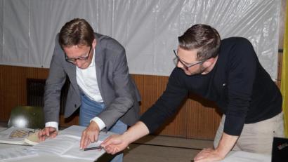 Bild: du
Bürgermeister Ernst Lenk (rechts) und Architekt Stephan Weidenhammer aus Amberg erläutern in der Gemeinderatssitzung ausführlich die vorgebrachten Anregungen zur 6. Änderung des Flächennutzungsplanes und des Bebauungsplanes "Gladiolenweg". Beide Pläne werden genehmigt.