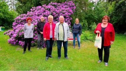 Bild: bsc
Waltraud und Peter Scholze aus Nürnberg (vorne, Bildmitte) waren die glücklichen Gewinner bei einem Preisrätsel der Steinwald-Allianz. Touristinfo-Leiterin Melanie Höfer (hinten rechts) und Christine Trenner (vorne rechts) von der Steinwald-Allianz freuten sich mit den Gewinnern und dankten den Spendern Sabine und Stefan Friebus (hinten von links) für die Unterstützung.