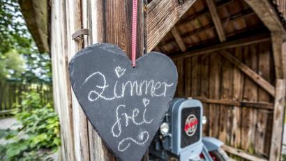Bild: Thomas Kujat, Tourismuszentrum Oberpfälzer Wald/exb
Das "Zimmer frei"-Schild soll man bei den touristischen Betrieben im Landkreis Tirschenreuth bald nicht mehr so oft sehen.