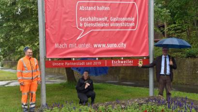 Bild: Andreas Royer
Vorstellung der Zusatz-Tafeln mit (von links) Norbert Gräml vom Bauhof, Nina Mutzbauer vom Stadtmarketing sowie Erstem Bürgermeister Michael Göth.