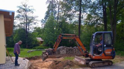 Bild: exb
Dank eines neuen Förderprogrammes der Steinwald-Allianz können nun in der grünen Mitte in Pullenreuth die Bagger anrollen. Hans Hecht (links) ist mit dem Baubeginn zufrieden.