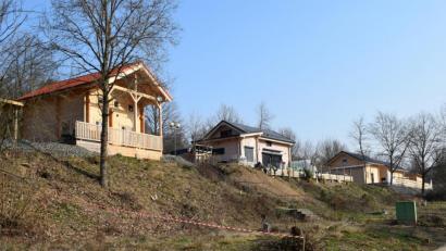 Bild: bnr
Das "Fischerdorf" am Trausnitzer Stausee findet viele Interessenten. Sieben Ferienhäuser sind bereits aus dem Boden gewachsen.