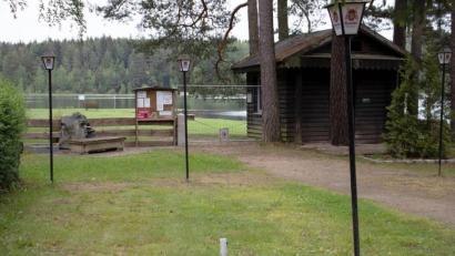 Bild: flt
Noch ist der Biergarten leer und der Eingang zum Waldstrandbad am Großen Weiher abgesperrt. Der Biergarten könnte bald in Betrieb gehen, der Zugang zum Weiher wird voraussichtlich noch länger verschlossen bleiben.