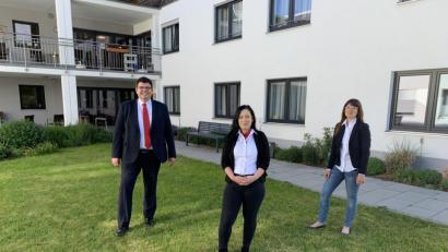 Bild: exb
Jessica Schmidt (Mitte) ist seit 1. Juni Einrichtungs- und Pflegedienstleitung im im BRK Seniorenzentrum Haus Frohnwiesen. Ihre Stellvertreterin ist Beate Gmeiner (rechts). BRK-Kreisgeschäftsführer Holger Schedl (links) gratulierte.