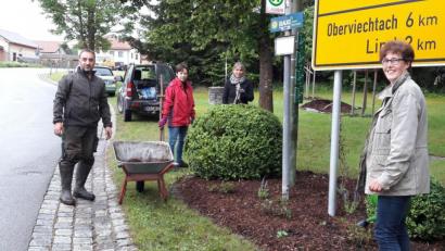 Bild: amö
Als fleißige Helfer packten (von links) Jürgen Hambeck, Michaela Hambeck, Sigrid Betz und Anita Schöberl mit an.
