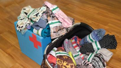 Bild: Klinikum/Dietl/exb
Die Onkomützen für das Klinikum werden jetzt auf Station verteilt.