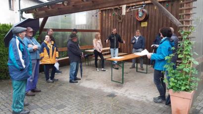 Bild: Lowak
Bei strömendem Regen trifft sich der Bauausschuss zum Ortstermin in Neuhaus. In der Pergola der Zoiglstube Schoilmichl erläutert Bautechniker Rainer Hecht welche Bereiche des Gehwegs nach dem Ausbau der Schönfichter und Wurzer Straße mit Granit gepflastert werden.