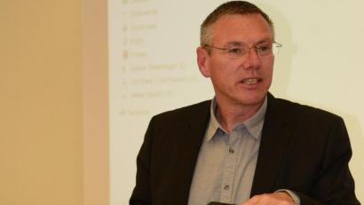 Bild: bey
Auf Anregung einiger Hundebesitzer lässt Bürgermeister Reinhard Sollfrank Boxen mit Tüten zum Einsammeln von Hundkot aufstellen.