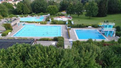 Bild: bey (Archiv)
DAs Pleysteiner Freibad öffnet am 20. Juni. Freigegeben wird aber nur das Schwimmerbecken (vorne links) für 30 Personen. Insgesamt dürfen 100 Personen in die Freizeiteinrichtung, jeweils von 10 bis 14 und 15 bis 19 Uhr.