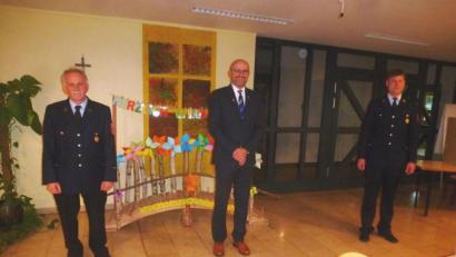 Bild: mad
Den gewählten Kommandanten der Feuerwehr Haag, Johann Plößl (links) und Josef Frey (rechts), gratulierte Bürgermeister Maximilian Beer.