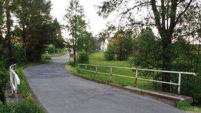 Bild: br
Im Zuge des Ausbaus der Gemeindeverbindungsstraße Weihermühle–Lochau (Bauabschnitt II) werden auf einer Breite von sechs Metern die beiden Brückenbauwerke abgebrochen. Anstelle der Brücke (im Bildvordergrund) wird in Verbindung mit einer wasserbaulichen Veränderung ein Stahlbetondurchlass errichtet.