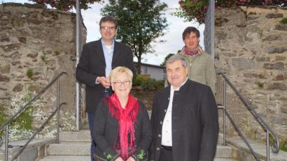 Bild: mmj
Günther und Rita Holler feierten ihr goldenes Hochzeitsjubiläum. Zu den Gratulanten zählten Pfarrer Wolfgang Dietz (hinten links) und (daneben) Bürgermeister Gerald Reiter.