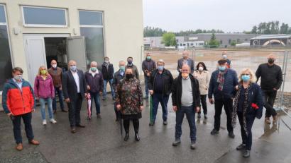 Bild: Kunz
Näher kommen die CSU-Mitglieder an die Baustelle nicht heran. Die Baugrube im Hintergrund wird in den kommenden Tagen eingerichtet.